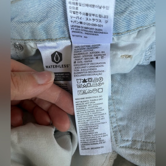 Levi’s Light Wash High Waisted Mom Distressed Jean Shorts Women’s Size 31/12 - Picture 13 of 14